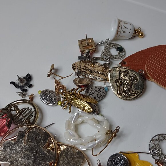 1.5 Pound Pile Of Earring Pairs - Picture 11 of 16